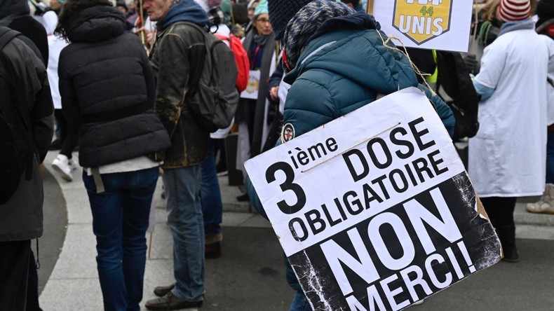 Des manifestants contre le pass vaccinal à Paris #Bruletonpass