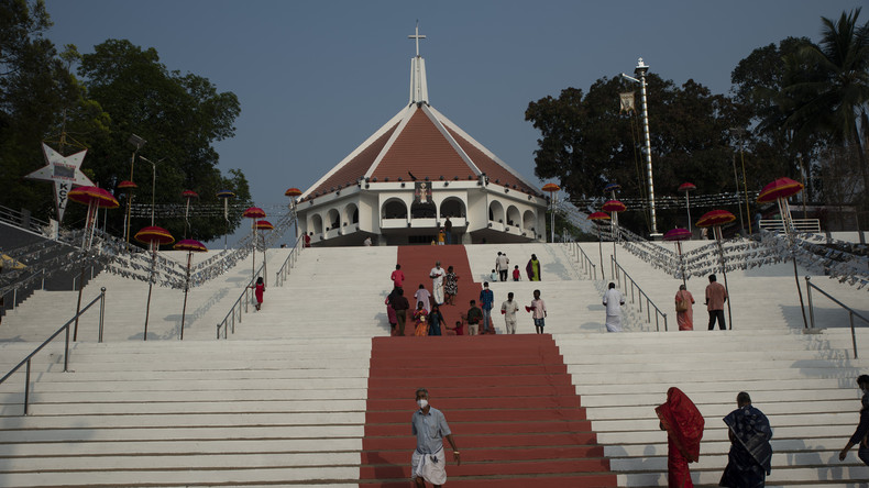 Des personnes arrivent pour prier dans une église à Uzhavoor, en Inde