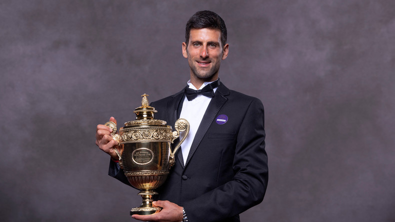 Novak Djokovic avec un trophée, à Londres.