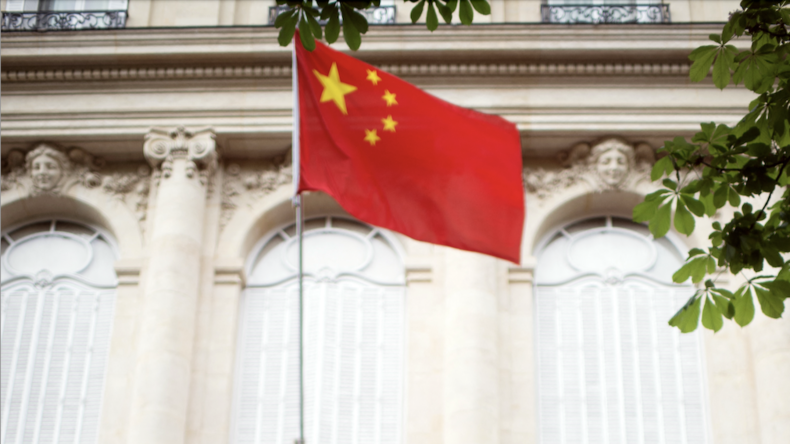 Le drapeau chinois sur la façade de l'ambassade de Chine à Paris