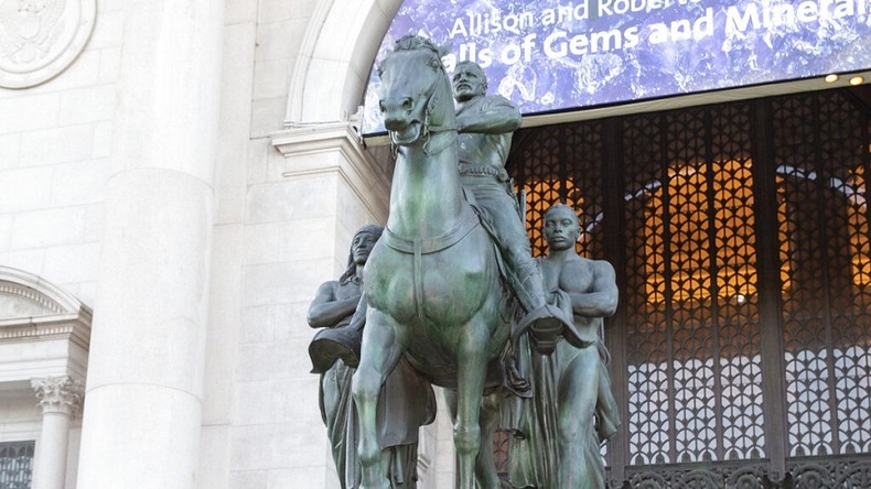 La statue controversée représentant Theodore Roosevelt à cheval avec un Amérindien d'un côté et un Africain de l'autre