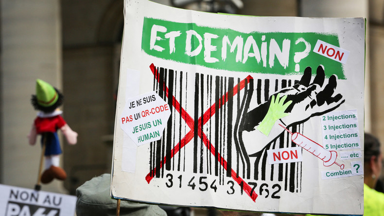 Une pancarte sur laquelle on peut lire «Et demain ? Je ne suis pas un QR code, je suis un humain» lors d'une marche contre politique sanitaire du gouvernement, en septembre 2021 (image d'illustration).