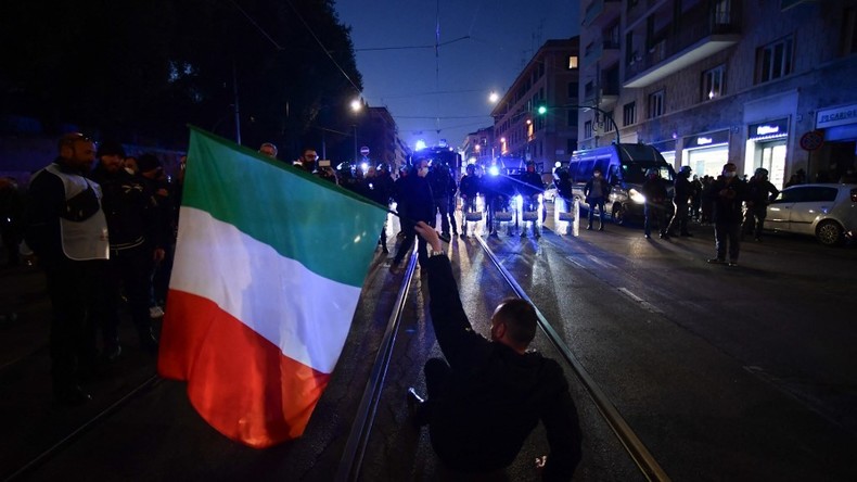 Un manifestant brandit un drapeau italien lors d'une manifestation contre les restrictions sanitaires à Rome le 15 janvier 2022