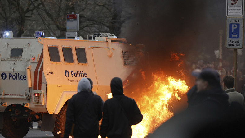 Barricade en feu lors de la manifestation à Bruxelles