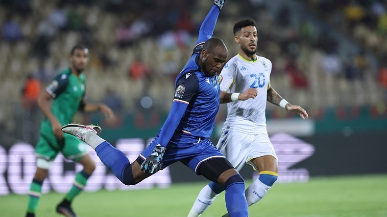 Le gardien de but des Comores, Ali Ahamada frappe le ballon