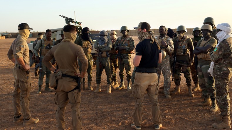 Des militaires français se rassemblent avec des soldats des FAMA au Mali