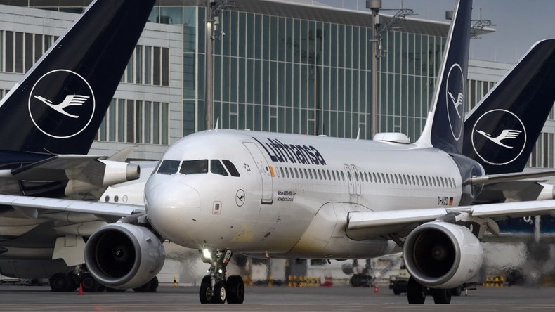 Un Airbus de la compagnie aérienne allemande Lufthansa sur le tarmac de l'aéroport Franz-Josef-Strauss à Munich le 8 novembre 2021