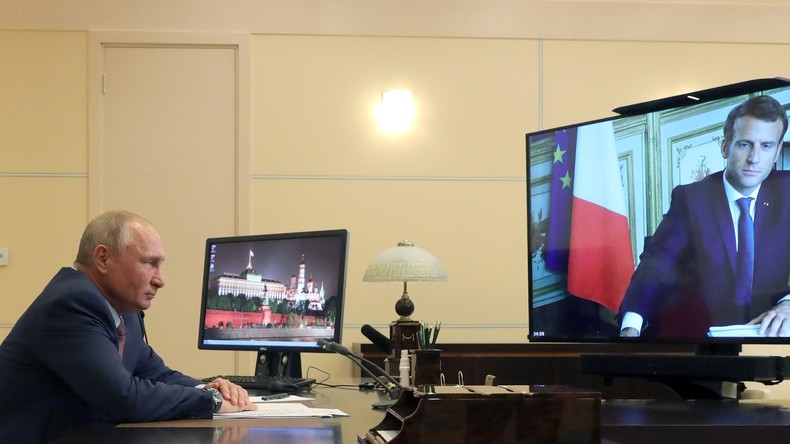 Vladimir Poutine et Emmanuel Macron s'entretiennent par visioconférence