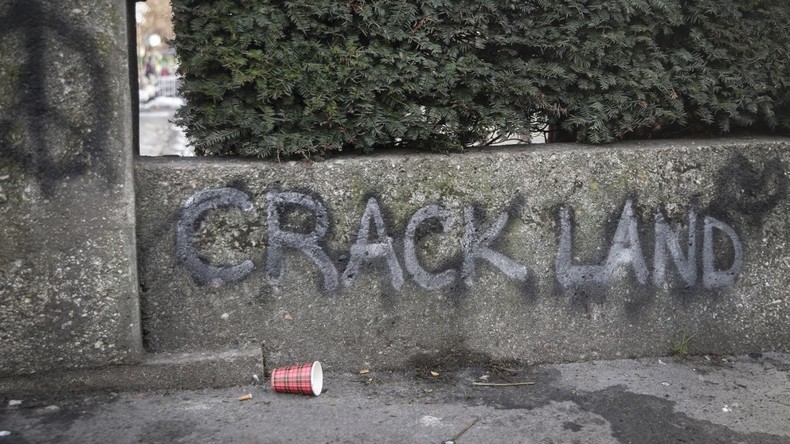 Une inscription «Crack Land» taguée sur un mur près de la Porte de la Vilette à Paris le 24 janvier 2022