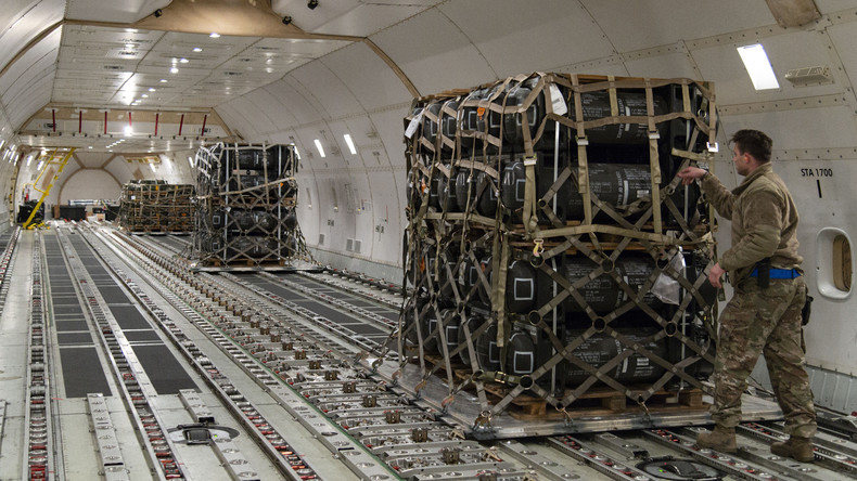Un officier de l'armée de l'air américaine inspecte une cargaison d'armement à destination de l'Ukraine, le 24 janvier 2022 (image d'illustration).