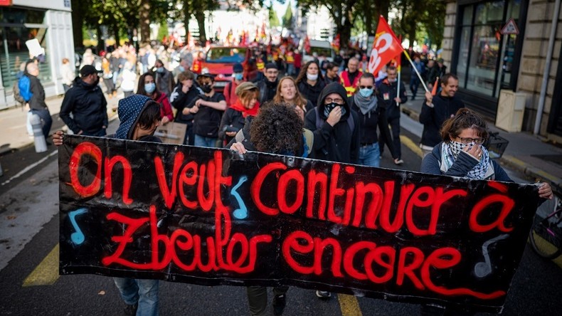 Des manifestants à Nantes, au cours d'une journée nationale contre les réformes des retraites et de l'assurance-chômage, le 5 octobre 2021