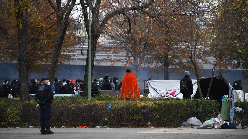 La police française évacue un camp de migrants près de l'autoroute A1 à Saint-Denis le 17 novembre 2020