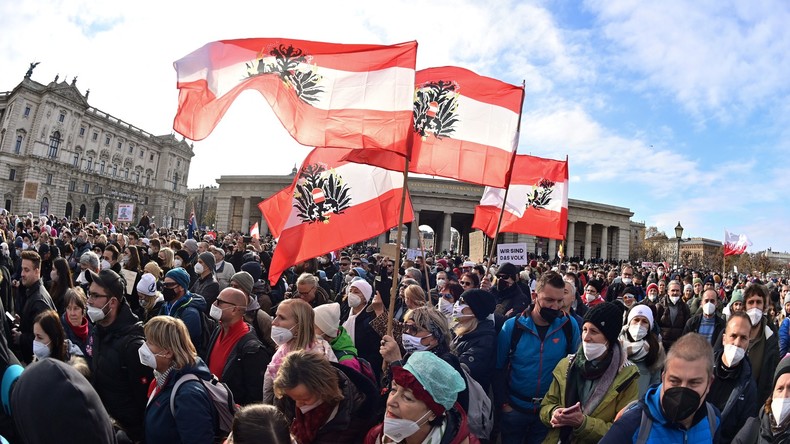 Des manifestants opposés aux mesures de restrictions anti-Covid avec le drapeau autrichien, à Vienne