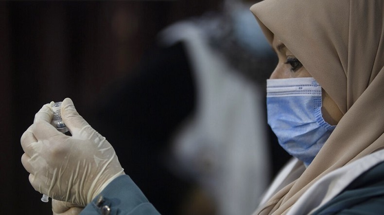 Un membre du personnel médical palestinien prépare une injection de vaccin