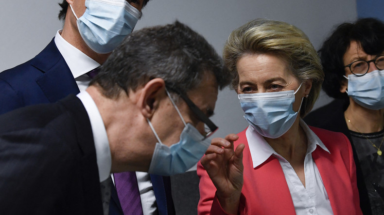 Ursula von der Leyen discute avec le PDG de Pfizer Albert Bourla lors d'une visite à Puurs, en Belgique