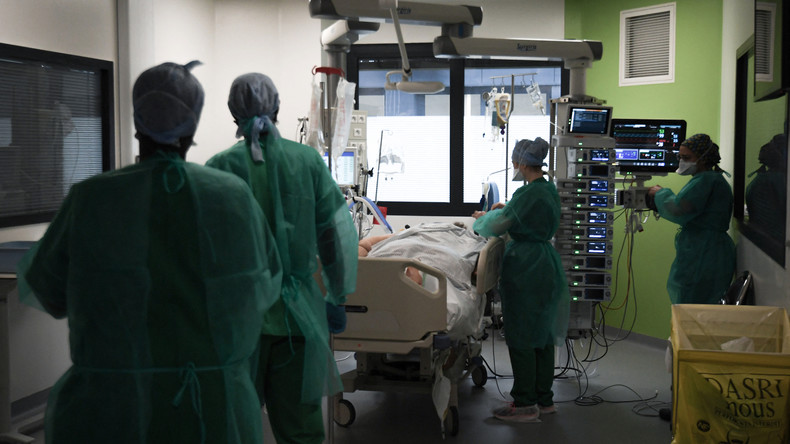 Des infirmières dans une unité de soins intensifs de l'hôpital Delafontaine à Saint-Denis