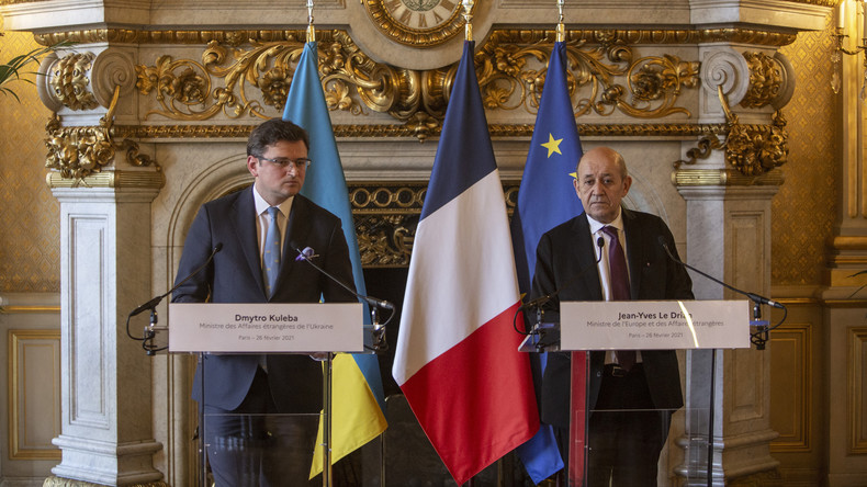 Le ministre allemand des Affaires étrangères Dmytro Kuleba et son homologue français Jean-Yves Le Drian