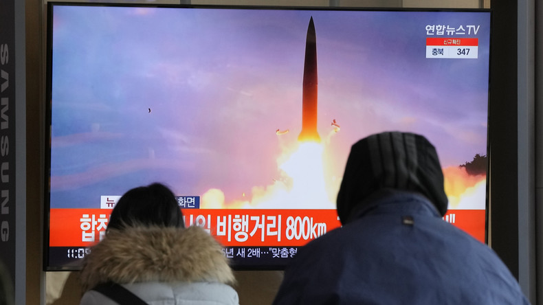 Un téléviseur montrant le lancement de missile de la Corée du Nord, à Séoul, en Corée du Sud, le 30 janvier 2022