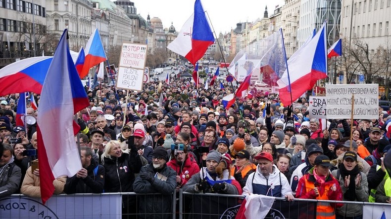 Une manifestation de protestation contre les restrictions sanitaires à Prague