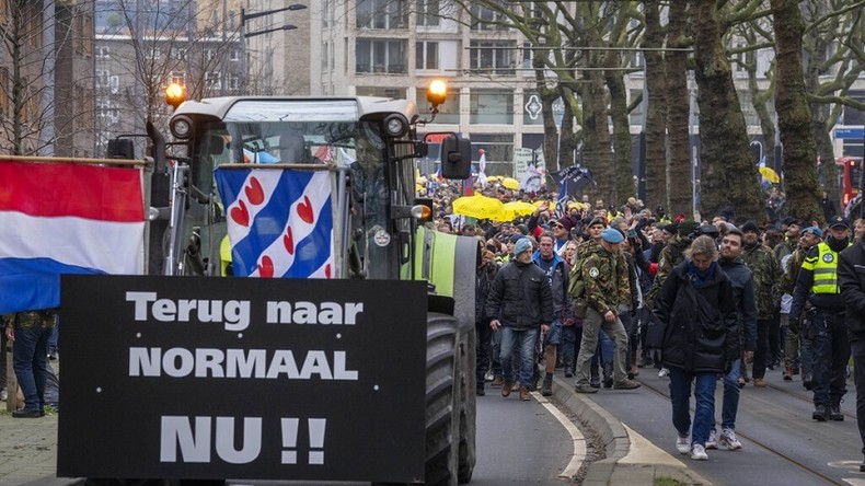 Une pancarte sur un tracteur réclamant «le retour à la normale, maintenant !», aux Pays-Bas