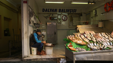 Un poissonnier épluche des crevettes dans un marché à Istanbul, en Turquie, le lundi 3 janvier 2022 (illustration).