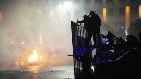 Les forces de l'ordre s'apprêtent à intervenir face à des manifestants contre la hausse du prix du gaz, le soir du 4 au 5 janvier à Almaty, Kazakhstan.
