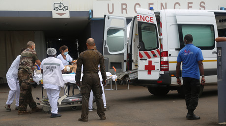 Le personnel médical soigne un patient à son arrivée à l'entrée des urgences de l'hôpital CHM de Mamoudzou, sur l'île de Mayotte, le 27 février 2021.