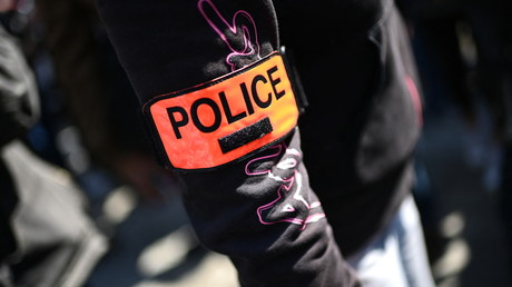 Un brassard police porté par un fonctionnaire lors d'un rassemblement à Paris, avril 2021 (image d'illustration).