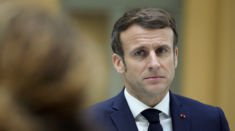 Emmanuel Macron écoute les propos de la veuve d'un gendarme décédé en mission, le 10 janvier 2022 à Nice (image d'illustration).
