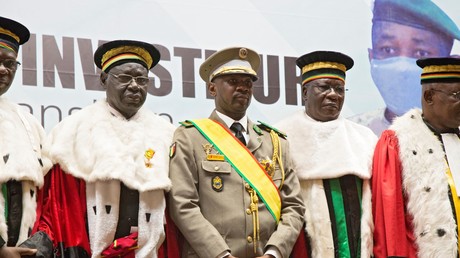Le colonel Assimi Goïta au centre de la photo, en juin 2021 à Bamako, au Mali (image d'illustration).