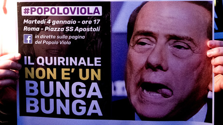 Une affiche représentant Silvio Berlusconi lors d'une manifestation contre sa candidature à la présidence de la République italienne, à Rome, le 4 janvier 2022 (image d'illustration)