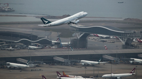 Un avion de la Cathay Pacific Airways décolle de l'aéroport international de Hong Kong, le 6 mars 2020 (image d'illustration).