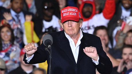 L'ancien président américain Donald Trump face à ses partisans dans l'Arizona, le 16 janvier.