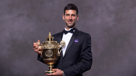 Novak Djokovic pose avec un trophée, à Londres, le 14 juillet 2019 (image d'illustration).