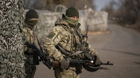 Les forces ukrainiennes surveillant un checkpoint dans l'est de l'Ukraine, le 2 novembre 2019