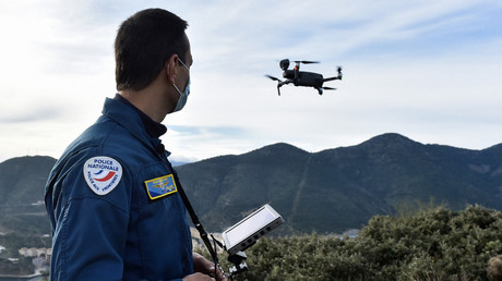 Un agent de la Police aux frontières (PAF) utilise un drone à la frontière franco-espagnole, à Cerbère, le 13 novembre 2020.