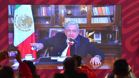 Le président mexicain Andres Manuel Lopez Obrador (Amlo) montrant son taux d'oxygénation lors d'une vidéoconférence avec la presse au Palais national de Mexico le 11 janvier 2022.