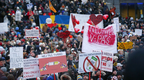 Des manifestants anti-pass participent à une manifestation à Stockholm, le 22 janvier 2022.
