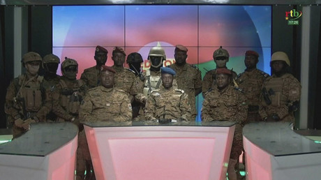 Le capitaine Sidsoré Kader Ouedraogo porte-parole des militaires, annonce la fin des fonctions du président burkinabé Roch Marc Christian Kaboré, le 24 janvier 2022.