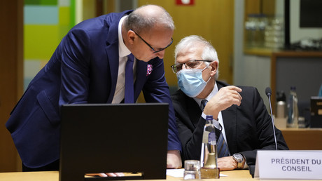 Le chef de la diplomatie de l'UE Josep Borrell (à droite) s'entretient avec le ministre croate des Affaires étrangères Gordan Grlic Radman à Bruxelles, le 24 janvier 2022.