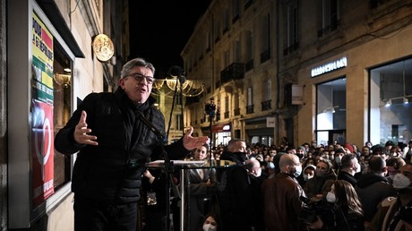 Jean-Luc Mélenchon s'adresse à ses partisans devant le théâtre Femina avant sa réunion politique à Bordeaux (Gironde), le 24 janvier 2022.