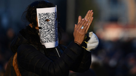 Une femme porte un masque QR code lors d'une manifestation contre le pass sanitaire en Italie, 14 janvier 2022 (image d'illustration).