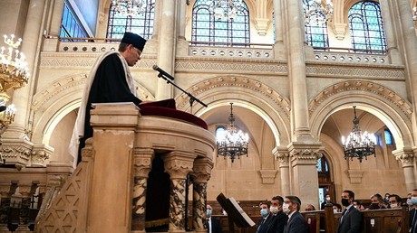 Le président du Consistoire central israélite de France Joël Mergui, le ministre français de l'Intérieur Gérald Darmanin et le grand rabbin de France Haïm Korsia assistent à un office dans une synagogue à Paris, le 9 juillet 2020 (image d'illustration).