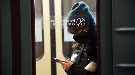 Une usagère du métro de Moscou portant un masque de protection, en janvier 2022 (image d'illustration).