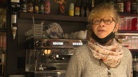 Sylvie, gérante de La Cabane café à Conches-en-Ouche dans l'Eure, vend son établissement en raison de son refus d'être vaccinée.