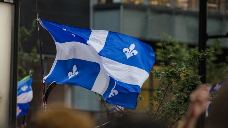 Un drapeau québécois à Montréal