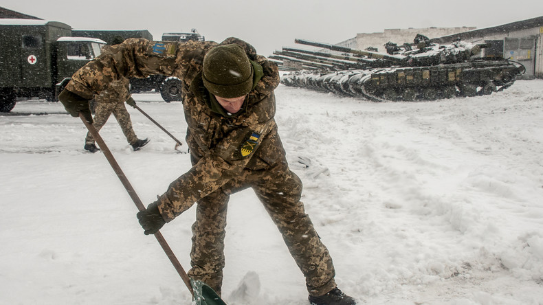 Des soldats ukrainiens déneigent une unité militaire près de Kharkiv, en Ukraine, le 31 janvier 2022 (image d'illustration).