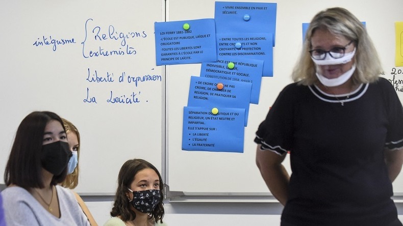 Une enseignante et des élèves discutent du meurtre du professeur d'histoire Samuel Paty