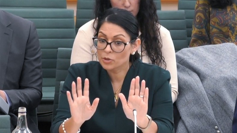Priti Patel prononce un discours devant la chambre des communes britannique le 2 février 2022