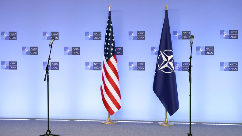 Drapeaux des Etats-Unis et de l'OTAN